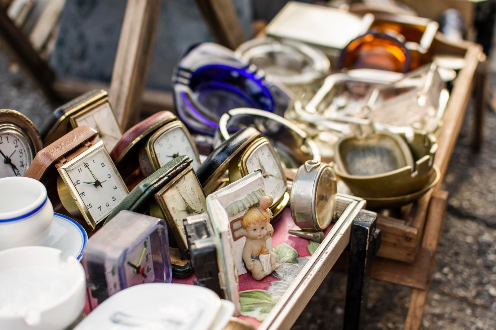 assortiment d'objets de brocante